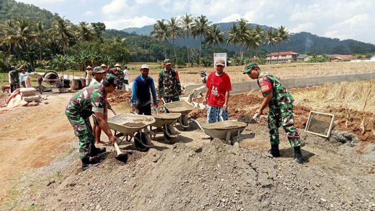 Danramil Beserta Anggota Laksanakan Kerjabakti bersama Warga