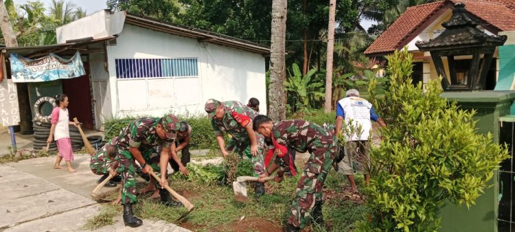 Babinsa Kerja Bakti Bersama Warga di Desa Binaan 