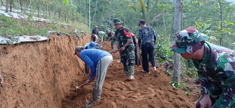 Wujud Kemanunggalan TNI Dengan Rakyat Kraya bakti Pelebaran Jalan Uasaha Tani