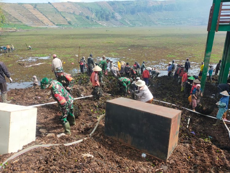 Danramil Ikuti Kerja Bakti Pembersihan Eceng Gondok bersama Masyarakat di Telaga Merdada