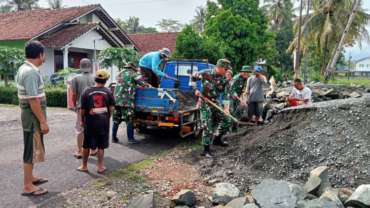 Babinsa Koramil 09/Susukan Bersama Warga Perbaiki Saluran Irigasi