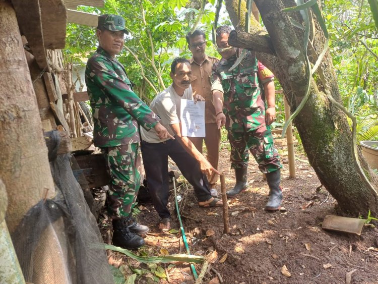 Danramil Beserta Anggota Dampingi Tim Surve dari Bank Indonesia Pembuatan Sumur Bor Program TNI Manunggal Air   