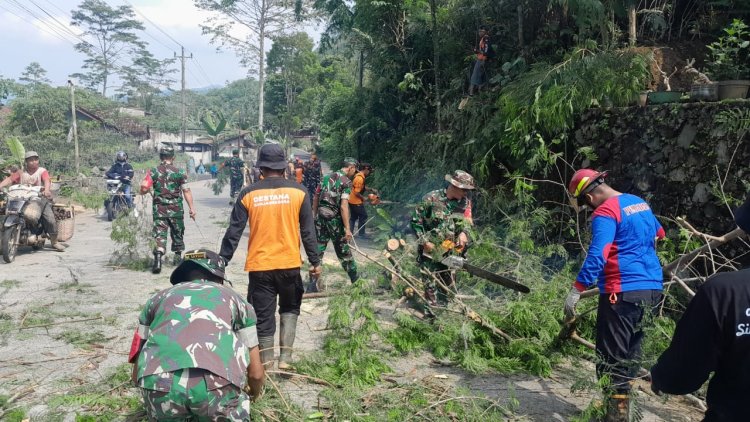 Danramil 04/Karangkobar Beserta Babinsa Giat Karya Bhakti Bersama Relawan Dan Masyarakat