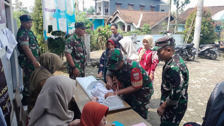 Danramil Dampingi Petugas Berikan Layanan Posyandu Demi Wujudkan Balita Sehat Bebas Stunting