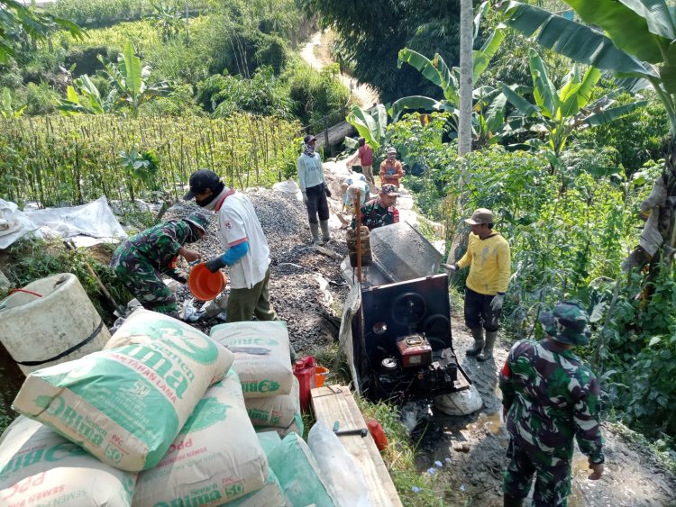 TNI dan Warga Gotong Royong Bangun Jalan Usaha Tani di Pagentan