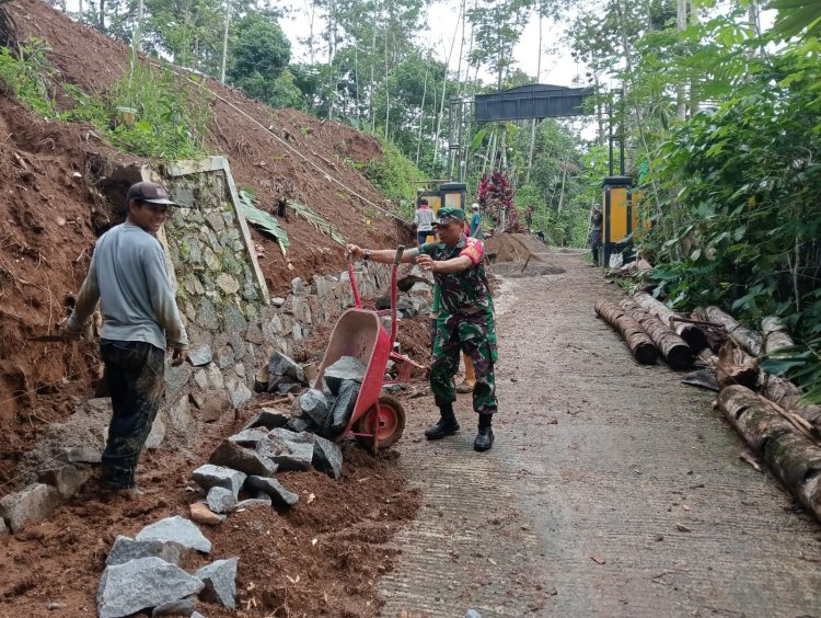 Wujudkan Sinergitas TNI Bersama Rakyat, Laksanakan Karya Bakti Bersama Warga