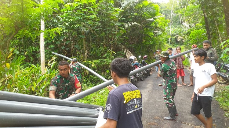 Babinsa Bersama Poktan Laksanakan Kegiatan Pemasangan Pipa Air