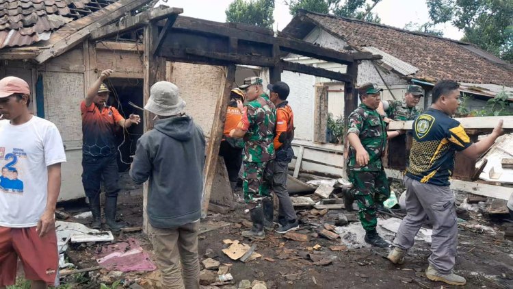 Sebagai Wujud Kepedulian Babinsa Koramil 04/Karangkobar  Bantu Pembongkaran Rumah Warga Binaan