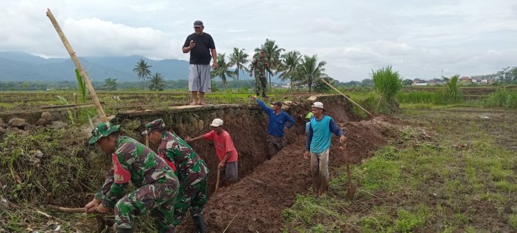 Danramil 02 Klampok dan Babinsa Dukung Ketahanan Pangan melalui Pembuatan Saluran Irigasi