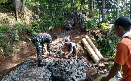 Danramil Beserta Babinsan Dan Warga Gotong Royong Membuat Jalan Usaha Tani