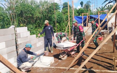 TNI dan Warga Bergotong Royong Bangun Harapan Lewat RTLH di Desa Wanayasa