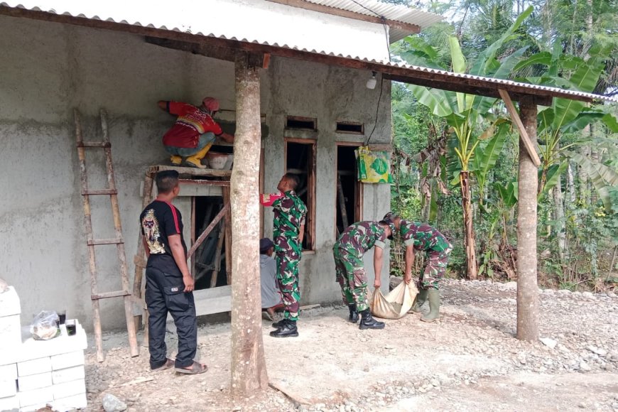 Danramil Punggelan Turun Langsung Bantu Perbaikan Rumah Warga Kurang Mampu
