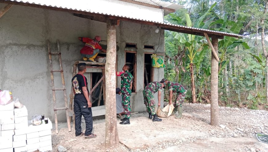 Danramil Punggelan Turun Langsung Bantu Perbaikan Rumah Warga Kurang Mampu