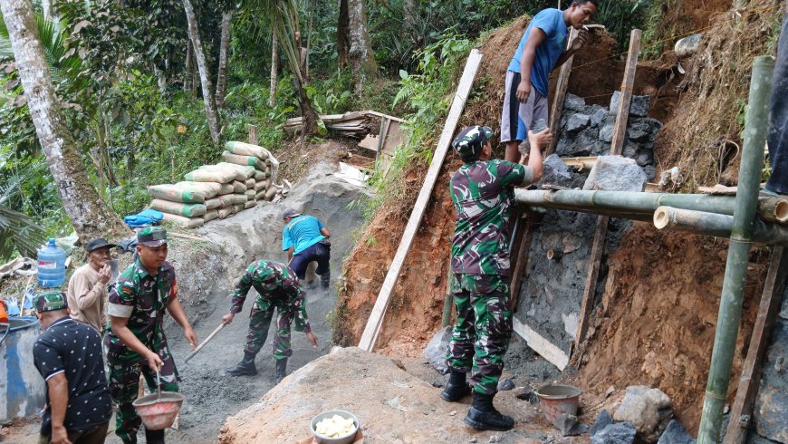 Danramil Dan Babinsa Turut Serta membantu pembuatan  penyanggah Pipa irigasi pasca longsor