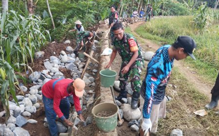TNI Manunggal dengan Rakyat  Serma Sagi Babinsa Koramil 10 Bawang Kerja Bakti Perbaiki Irigasi Pertanian