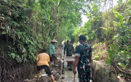 TNI dan Warga Gotong Royong Perbaiki Saluran Irigasi di Desa Adipasir