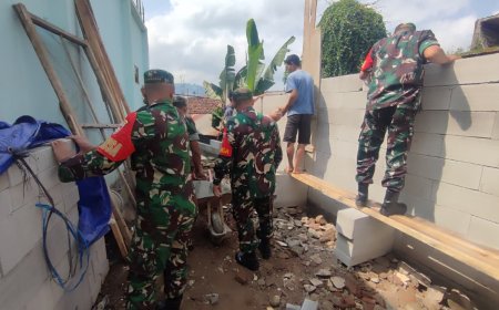Babinsa dan Masyarakat Kompak Selesaikan Rumah Tidak Layak Huni