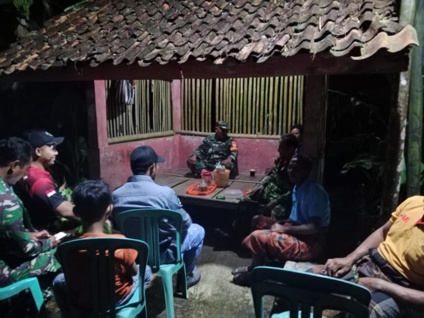 Patroli Gabungan Di Pos Kamling Desa Mertasari