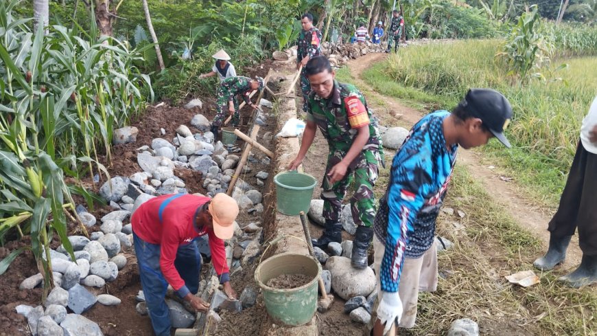 TNI Manunggal dengan Rakyat  Serma Sagi Babinsa Koramil 10 Bawang Kerja Bakti Perbaiki Irigasi Pertanian