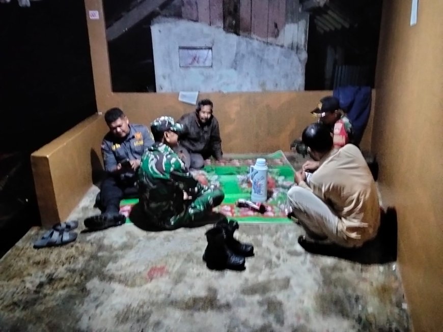 Jaga Keamanan, Danposramil Babinsa Dan Linmas Laksanakan Patroli Siskamling Bersama Warga