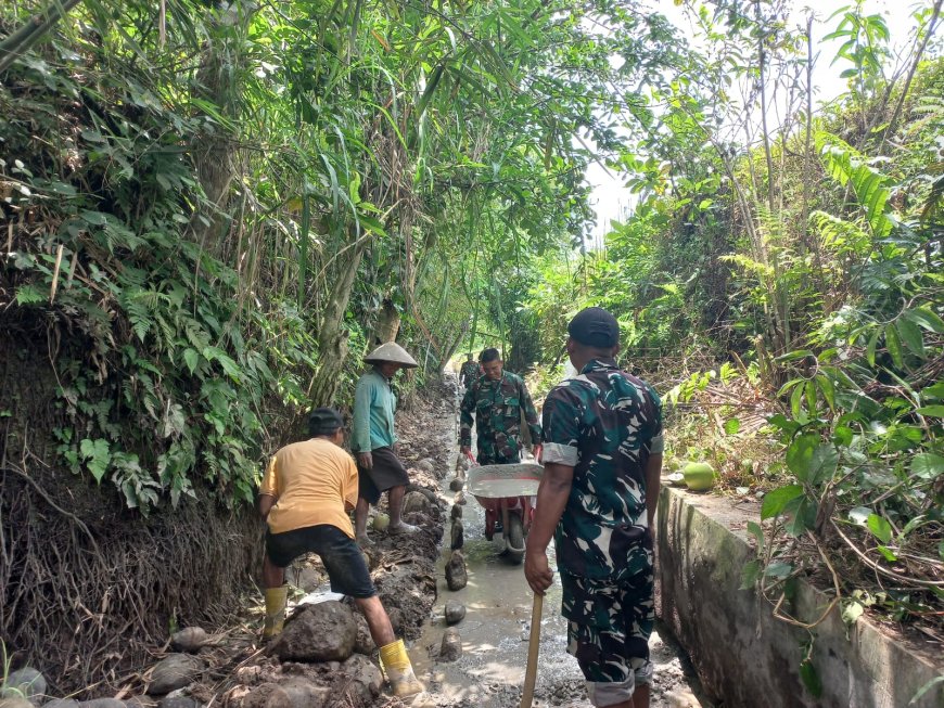 TNI dan Warga Gotong Royong Perbaiki Saluran Irigasi di Desa Adipasir