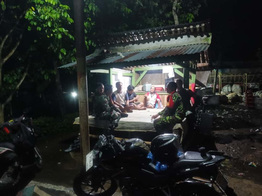 Melalui Patroli Malam Babinsa Himbau Siskamling Kepada Masyarakat