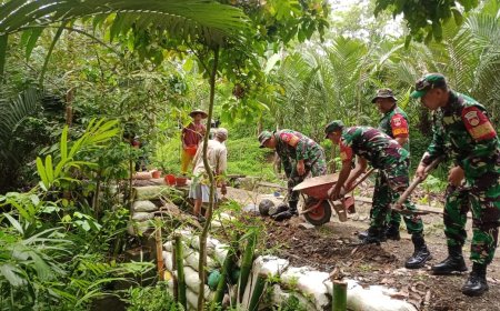 Babinsa Koramil Bersama Masyarakat Bangun Jalan Irigasi