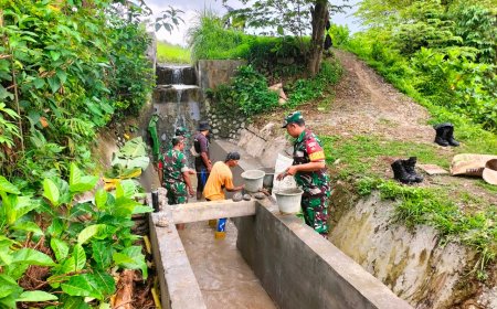 Koramil 15 Rakit dan Warga Gotong Royong Perbaiki Saluran Irigasi di Desa Adipasir