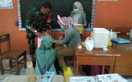 Babinsa Dampingi Kegiatan Bulan Imunisasi Anak Sekolah di Banjarmangu