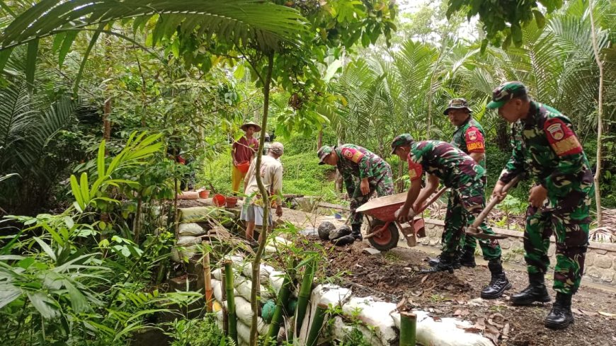 Babinsa Koramil Bersama Masyarakat Bangun Jalan Irigasi
