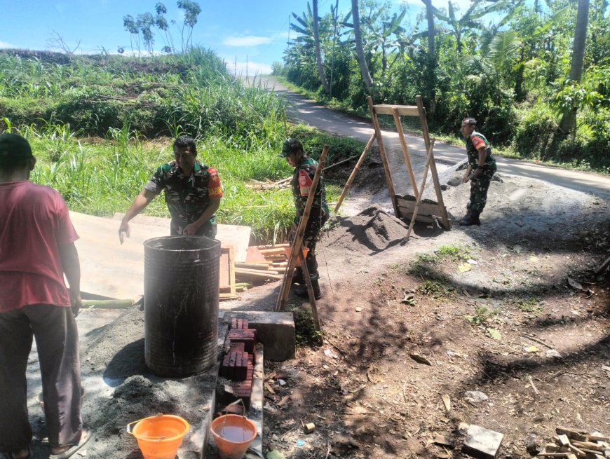 Babinsa Bantu Kelompok Tani Marsudi  dalam Pembangunan Rumah Pompa Air