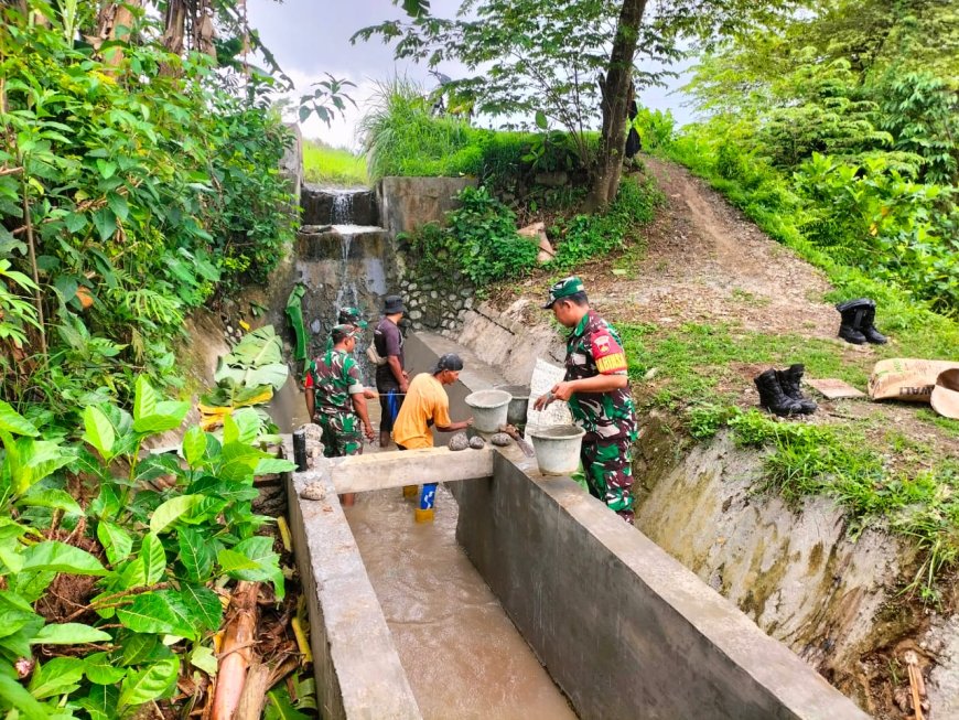 Koramil 15 Rakit dan Warga Gotong Royong Perbaiki Saluran Irigasi di Desa Adipasir