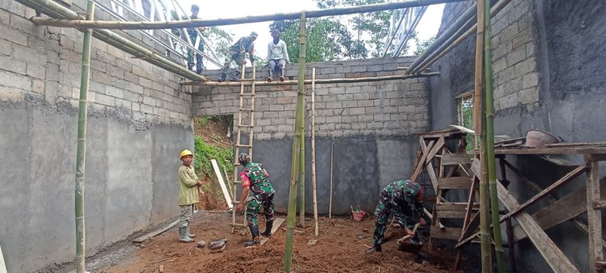 Babinsa Koramil 16 Pejawaran Bantu Pembangunan Rumah Tidak Layak Huni