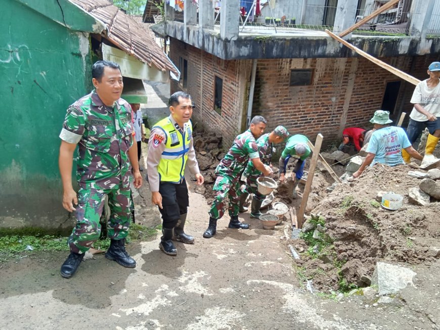 Babinsa Bersama Warga Melaksanakan Kerja Bakti Perbaikan Talut