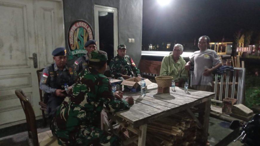 Babinsa Koramil 10 Bawang dan Linmas Bersinergi di Blambangan