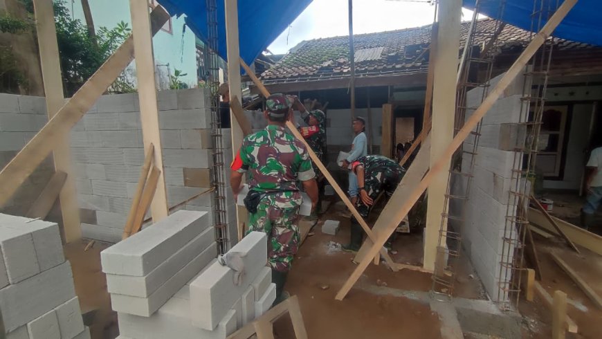 Babinsa Koramil 16/Pejawaran Bantu Pembangunan Rumah Tidak Layak Huni (RTLH) Guna Sukseskan Program Unggulan KASAD