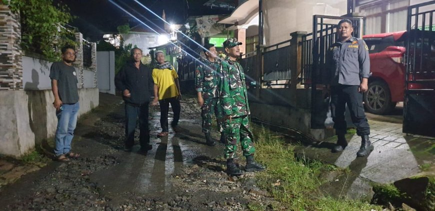 Babinsa, Linmas Dan Warga Laksanakan Patroli Siskamling