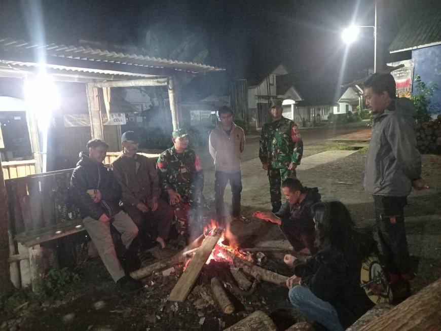 Patroli Siskamling Babinsa Koramil 04 Karangkobar Tingkatkan Keamanan Lingkungan