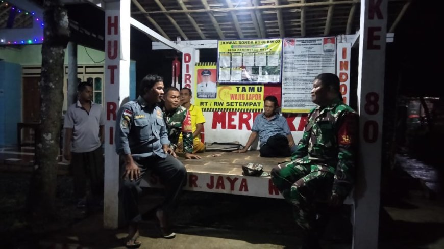 Dalam Rangka Menjaga Keamanan Wilayah Babinsa Melaksanakan Patroli Malam Bersama Linmas