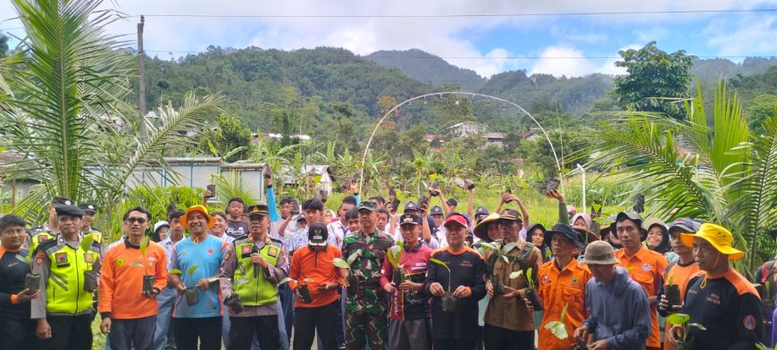 Danramil 06 Kalibening Bersama Forkopincam dan Masyarakat Melaksanakan Penghijauan