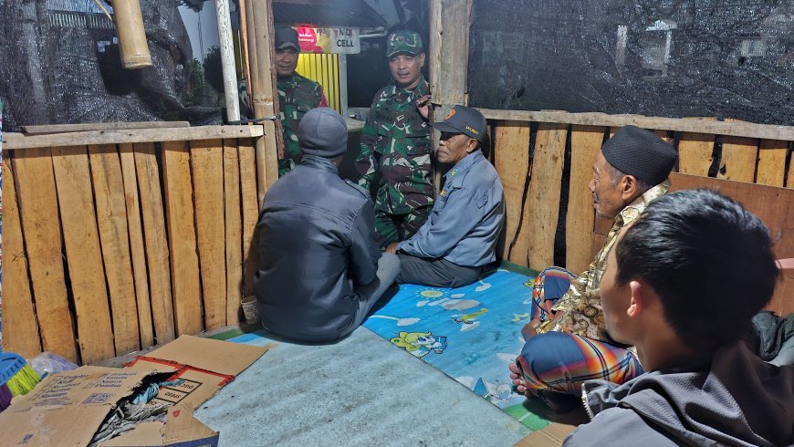 Babinsa Koramil Karangkobar Patroli Siskamling Bersama Warga Cegah Gangguan Kamtibmas