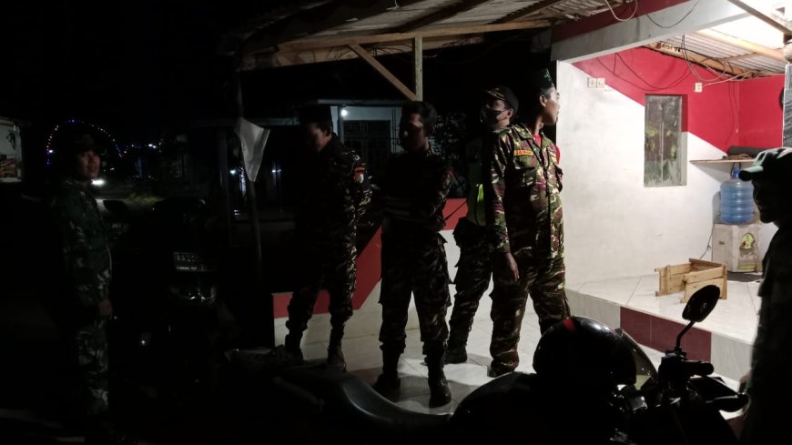 Babinsa Koramil 10 Bawang dan Banser Gelar Patroli Malam di Desa Wiramastra