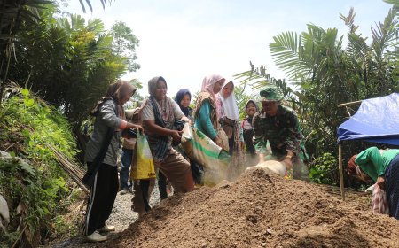 TNI dan Warga Bangun Jembatan Garuda di Punggelan
