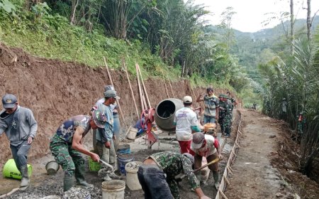 Danramil Pagentan Bersama Warga Kebut Pengecoran Jalan Rabat Beton TMMD Sengkuyung