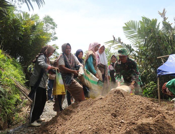 TNI dan Warga Bangun Jembatan Garuda di Punggelan