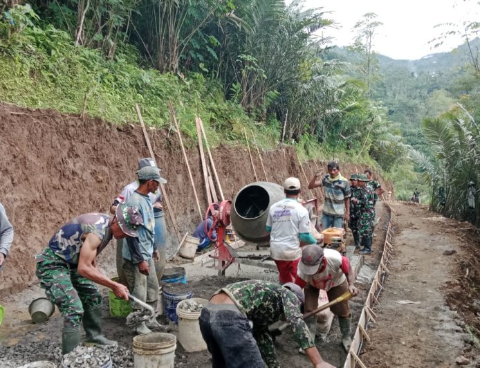Danramil Pagentan Bersama Warga Kebut Pengecoran Jalan Rabat Beton TMMD Sengkuyung