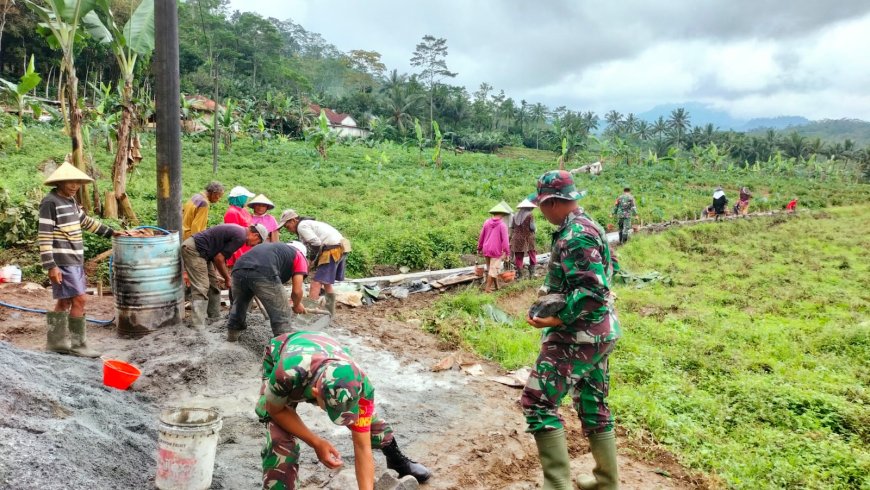 Koramil 11 Punggelan Bersama Warga Membangun Irigasi