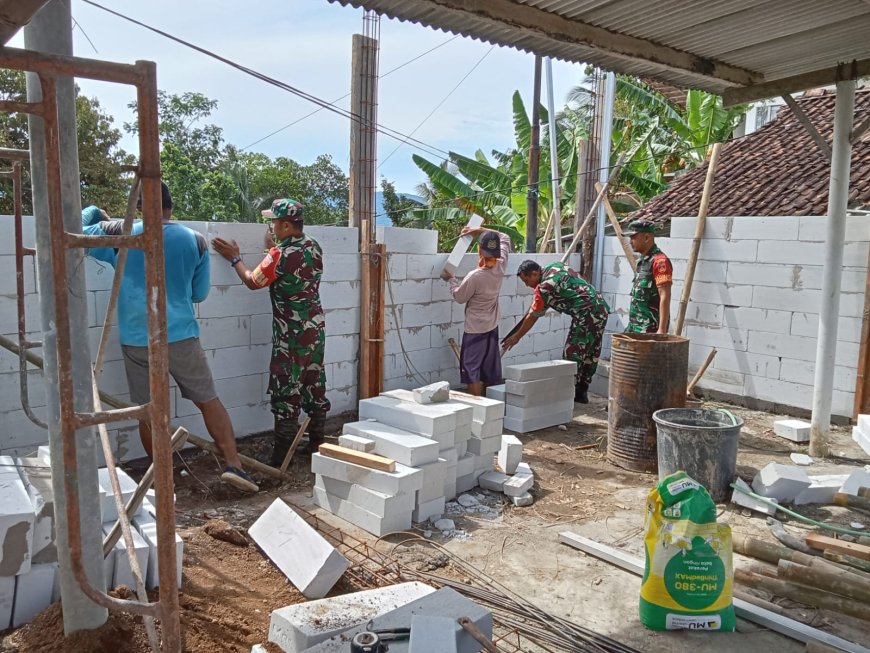 Program Unggulan KASAD Babinsa Koramil 13 Banjarmangu Bantu Warga Bangun RTLH