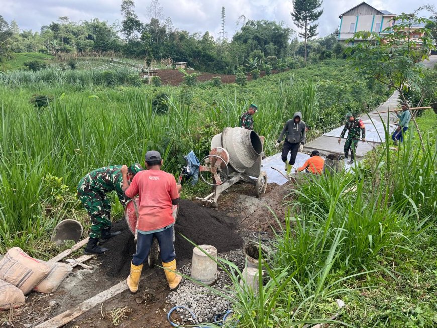 Gotong Royong Koramil 17 Wanayasa Melaksanakan Kerja Bhakti