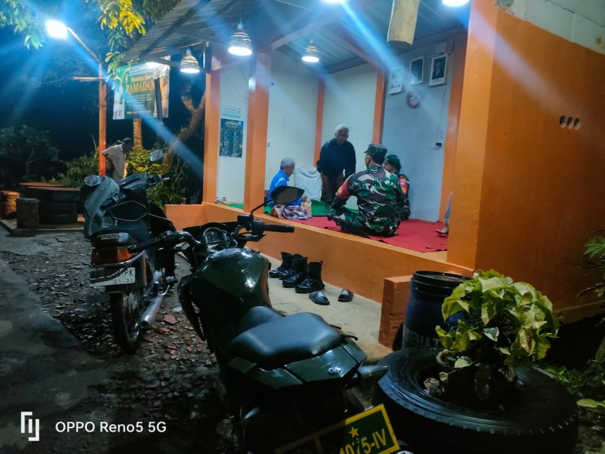 Anggota Koramil 12 Sigaluh Patroli Siskamling Bersama Warga